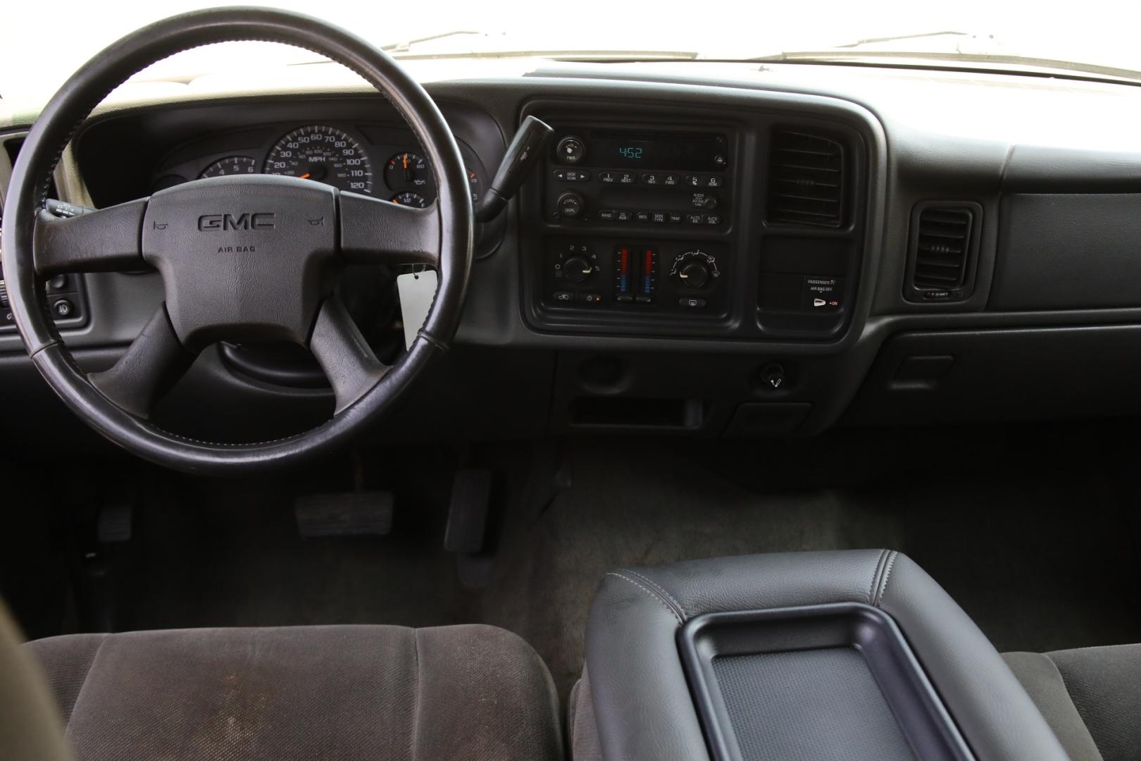 2004 SILVER GMC SIERRA 2500HD SLT Ext. Cab Short Bed 2WD (1GTHC29U64E) with an 6.0L V8 OHV 16V engine, 4-SPEED AUTOMATIC OR 5-SPEED AUTOMATIC OR 6-SP transmission, located at 420 E. Kingsbury St., Seguin, TX, 78155, (830) 401-0495, 29.581060, -97.961647 - Photo#10